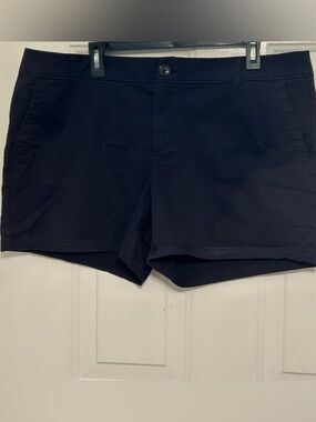 Liz Claiborne Women's Classic Flat Front Shorts in Black with Pockets Size 18